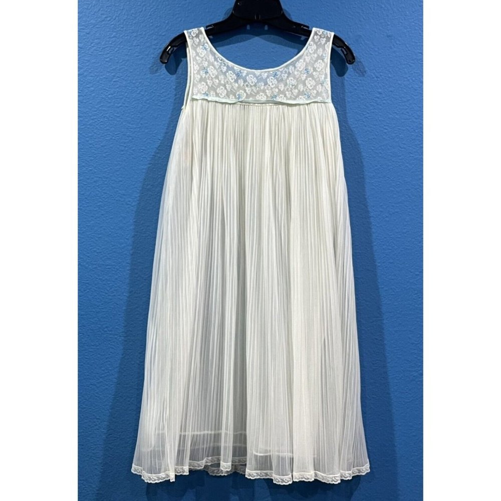 Vintage 1960s White Double Layer Crystal Pleated Embroidered Nightgown Small